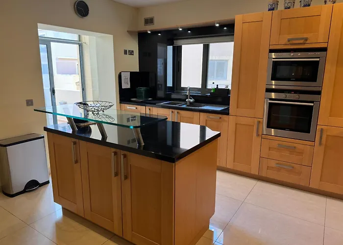 Spacious Luxurious Apartment With Seaview